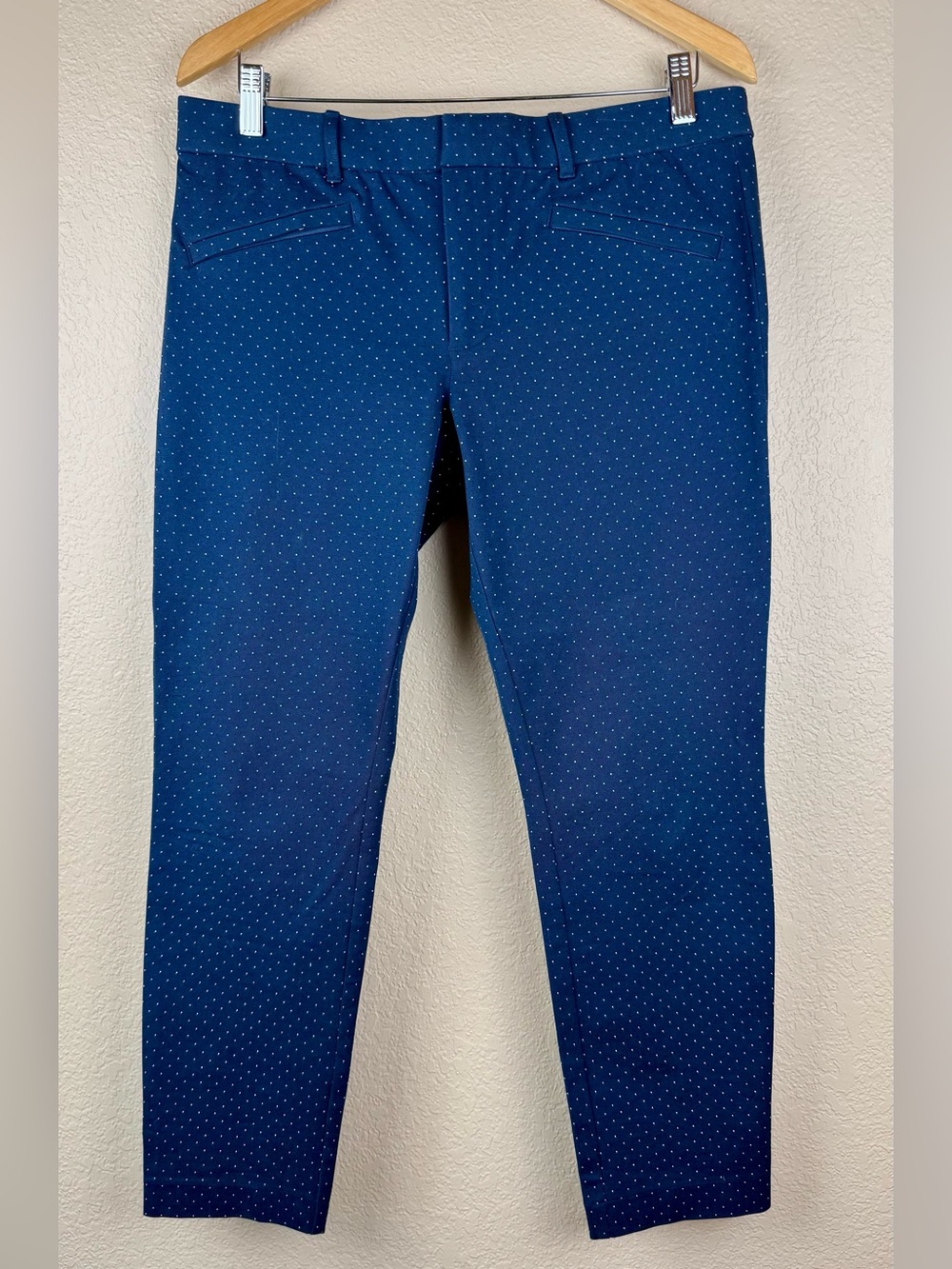 Gap women’s navy blue w/white pindots skinny ankle pants. EUC. Size 12 R